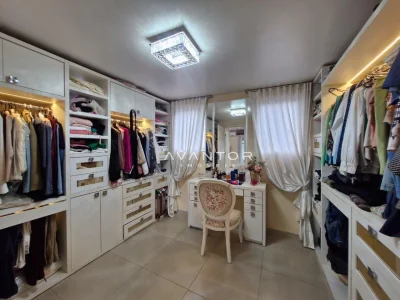 Closet com armários planejados e espelho — Casa com 4 quartos à venda no Residencial Dom Vitor III, em Camobi, Santa Maria/RS