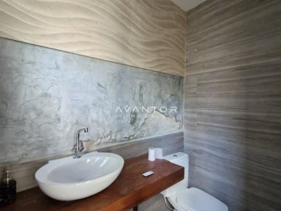 Banheiro com pia e acabamento em mármore — Casa com 4 quartos à venda no Residencial Dom Vitor III, em Camobi, Santa Maria/RS