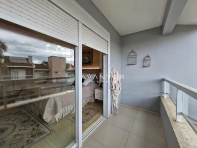 Sacada com acesso ao dormitório — Casa com 4 quartos à venda no Residencial Dom Vitor III, em Camobi, Santa Maria/RS