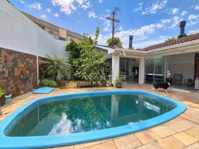 Pátio com piscina e área de lazer — Casa com 4 quartos à venda no Residencial Dom Vitor III, em Camobi, Santa Maria/RS
