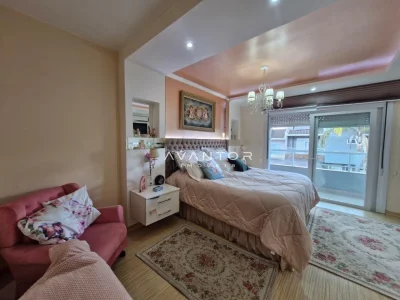 Suíte com sacada e poltrona — Casa com 4 quartos à venda no Residencial Dom Vitor III, em Camobi, Santa Maria/RS