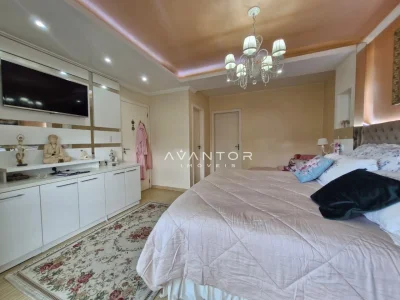 Suíte com closet integrado e bancada — Casa com 4 quartos à venda no Residencial Dom Vitor III, em Camobi, Santa Maria/RS