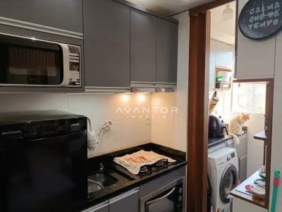 Cozinha com armários planejados e área de serviço — Apartamento à venda no Residencial La Spezia, em Patronato, Santa Maria