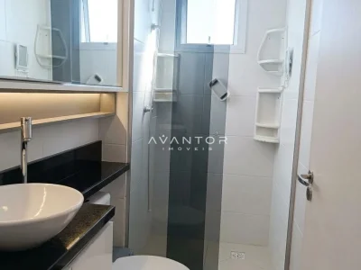 Banheiro com chuveiro e pia — Apartamento com 2 quartos à venda no Residencial La Spezia, em Patronato, Santa Maria/RS