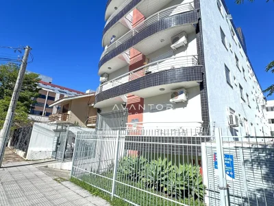 Fachada do prédio com sacadas e garagem — Apartamento para alugar no Residencial Dona Helena, Santa Maria