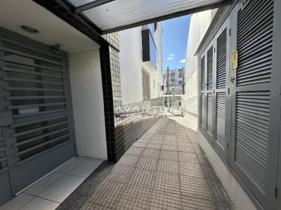 Garagem com acesso à área externa — Apartamento para alugar no Residencial Dona Helena, Santa Maria