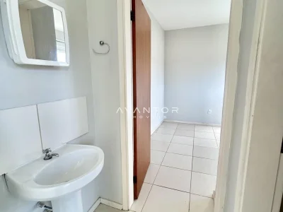 Banheiro com pia e armário espelhado — Apartamento para alugar no Residencial Dona Helena, Santa Maria