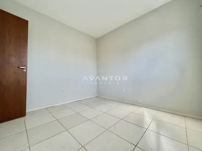 Dormitório com piso em cerâmica — Apartamento para alugar no Residencial Dona Helena, em Nossa Senhora de Fátima, Santa Maria