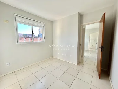 Dormitório com janela e piso em cerâmica — Apartamento para alugar no Residencial Dona Helena, Santa Maria