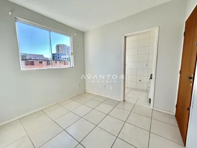 Dormitório com janela e vista externa — Apartamento para alugar no Residencial Dona Helena, Santa Maria