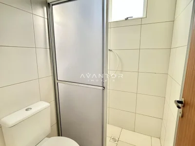 Banheiro com box e sanitário — Apartamento para alugar no Residencial Dona Helena, em Nossa Senhora de Fátima, Santa Maria/RS