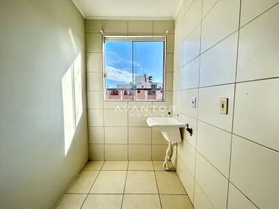 Banheiro com janela e vista externa — Apartamento para alugar no Residencial Dona Helena, Santa Maria