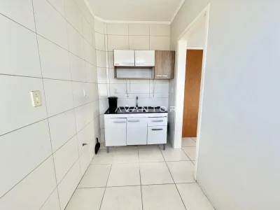 Cozinha com armários planejados — Apartamento para alugar no Residencial Dona Helena, em Nossa Senhora de Fátima, Santa Maria