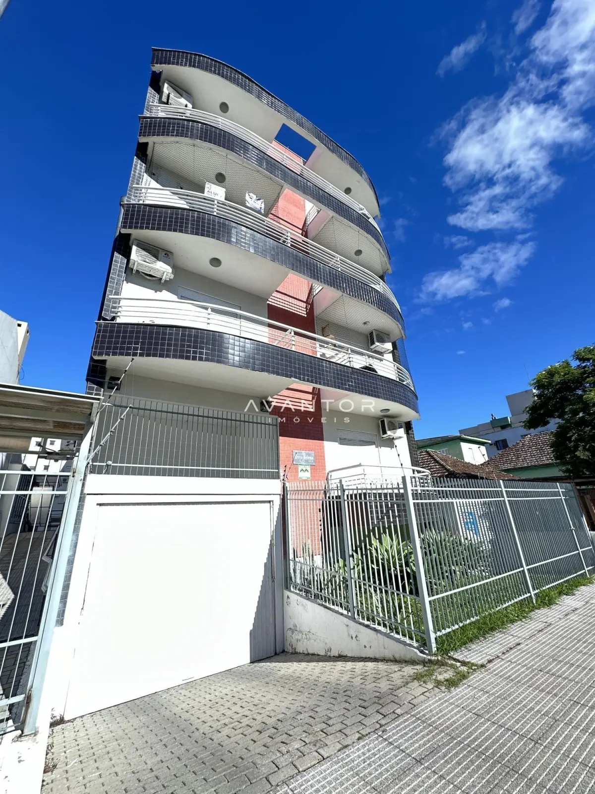Fachada do prédio com sacadas — Apartamento para alugar no Residencial Dona Helena, em Nossa Senhora de Fátima, Santa Maria