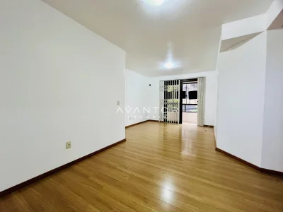 Sala de estar com piso em madeira — Apartamento à venda no Residencial Felicita, em Nossa Senhora das Dores, Santa Maria/RS