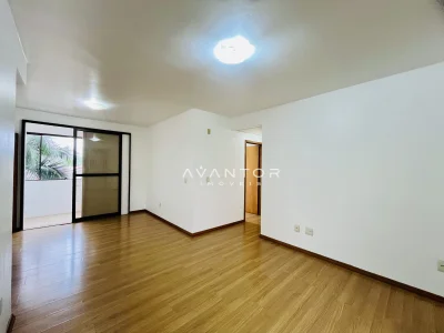 Sala com sacada e piso de madeira — Apartamento à venda no Residencial Felicita, em Nossa Senhora das Dores, Santa Maria/RS