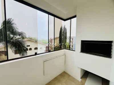 Sacada com vista para a rua e grandes janelas — Apartamento à venda no Residencial Felicita, Santa Maria