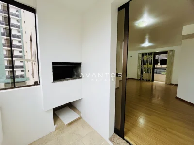 Sala de estar com lareira integrada — Apartamento à venda no Residencial Felicita, em Nossa Senhora das Dores, Santa Maria/RS