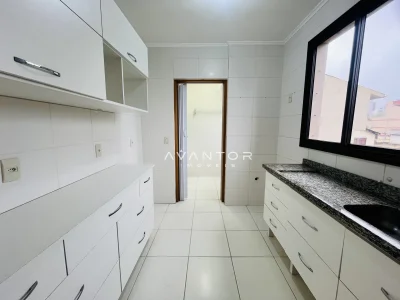 Cozinha com armários planejados — Apartamento à venda no Residencial Felicita, em Nossa Senhora das Dores, Santa Maria/RS