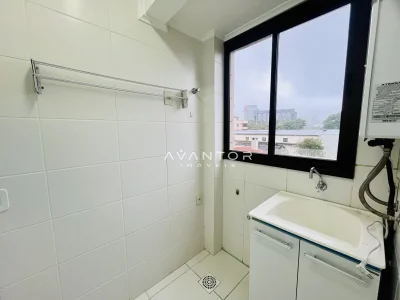 Banheiro com janela e pia — Apartamento à venda no Residencial Felicita, em Nossa Senhora das Dores, Santa Maria/RS