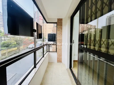 Sacada com janelas amplas e vista urbana — Apartamento à venda no Residencial Felicita, Santa Maria
