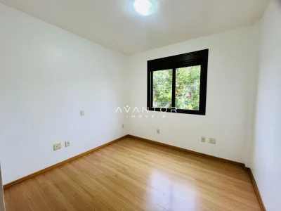 Dormitório com janela e piso de madeira — Apartamento à venda no Residencial Felicita, Santa Maria