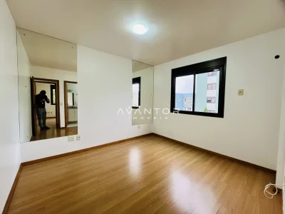 Dormitório com piso de madeira e janela — Apartamento à venda no Residencial Felicita, Santa Maria