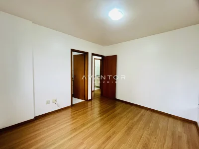 Dormitório com piso de madeira — Apartamento à venda no Residencial Felicita, em Nossa Senhora das Dores, Santa Maria/RS
