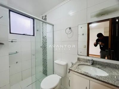 Banheiro com chuveiro e pia em granito — Apartamento à venda no Residencial Felicita, em Nossa Senhora das Dores, Santa Maria