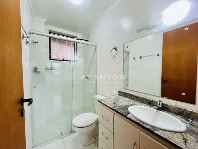Banheiro com chuveiro e pia em granito — Apartamento à venda no Residencial Felicita, em Nossa Senhora das Dores, Santa Maria
