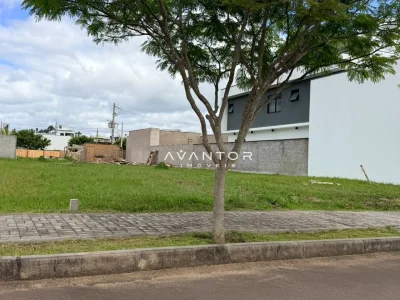 Fachada da casa com pátio — Terreno à venda no Cidade Universitária, em Camobi, Santa Maria/RS