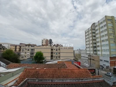 Vista da janela para bairro residencial — Apartamento com 2 quartos para alugar em Centro, Santa Maria/RS
