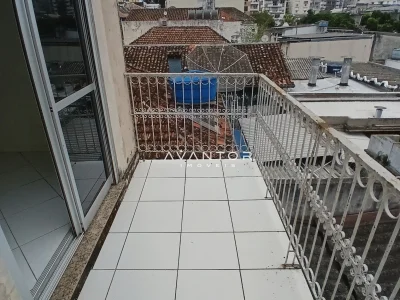 Sacada com vista para telhados vizinhos — Apartamento com 2 quartos para alugar em Centro, Santa Maria/RS
