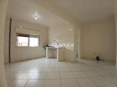 Cozinha com janela e piso cerâmico — Apartamento com 2 quartos para alugar em Centro, Santa Maria/RS