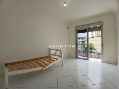 Dormitório com sacada — Apartamento com 2 quartos para alugar em Centro, Santa Maria/RS