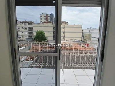 Sacada com vista para rua e prédios — Apartamento com 2 quartos para alugar em Centro, Santa Maria/RS