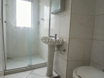 Banheiro com box e pia pedestal — Apartamento com 2 quartos para alugar em Centro, Santa Maria/RS