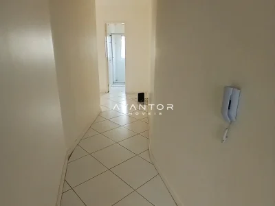 Hall de entrada com piso em cerâmica — Apartamento com 2 quartos para alugar em Centro, Santa Maria/RS