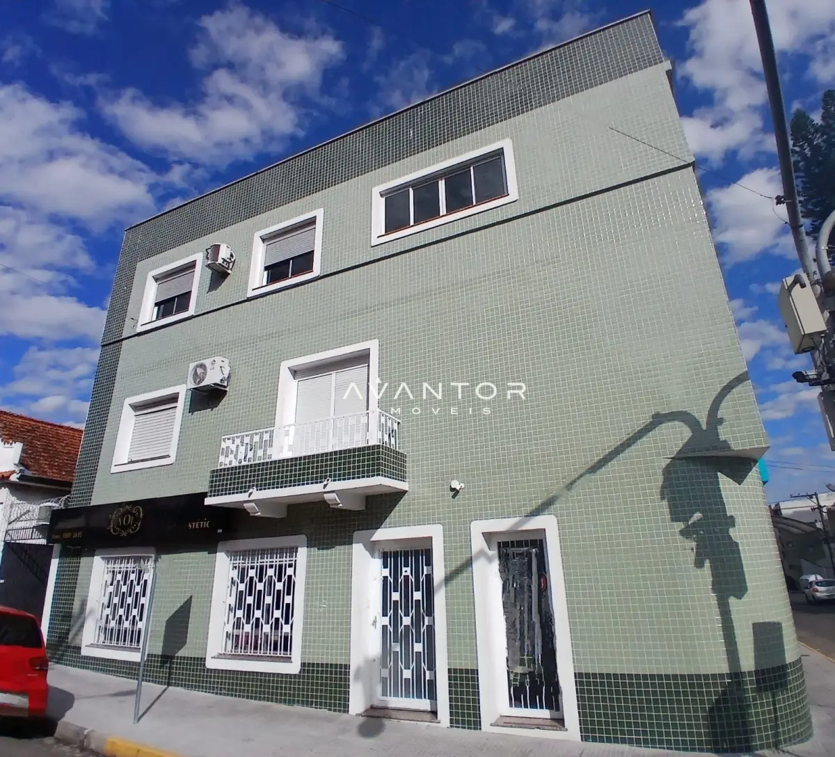 Fachada do prédio com sacada — Apartamento com 2 quartos para alugar em Centro, Santa Maria/RS