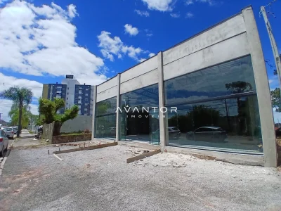 Fachada do imóvel comercial com vidraças — Pavilhão para alugar em Uglione, Santa Maria/RS