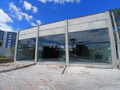 Fachada comercial com grandes vidraças — Pavilhão para alugar em Uglione, Santa Maria/RS