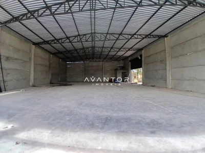 Galpão com cobertura metálica e portões — Pavilhão para alugar em Uglione, Santa Maria/RS