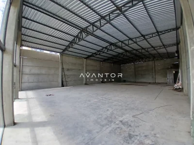 Garagem com cobertura metálica e piso de concreto — Pavilhão para alugar em Uglione, Santa Maria/RS