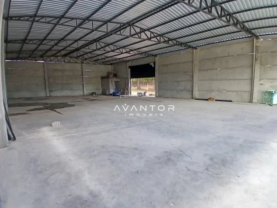 Galpão com cobertura metálica e piso de concreto — Pavilhão para alugar em Uglione, Santa Maria/RS