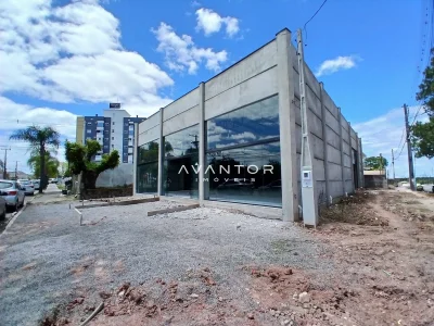 Fachada de comercial com vidraçaria — Pavilhão para alugar em Uglione, Santa Maria/RS