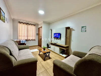 Sala de estar com sofás e televisão — Apartamento com 1 quarto à venda em Centro, Santa Maria/RS