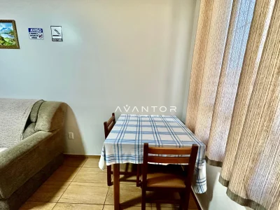 Sala de estar com mesa e cortinas — Apartamento com 1 quarto à venda em Centro, Santa Maria/RS