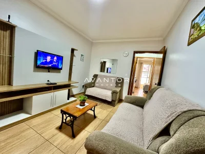 Sala de estar com TV integrada — Apartamento com 1 quarto à venda em Centro, Santa Maria/RS