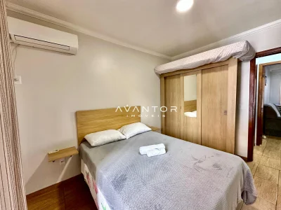 Dormitório com cama de casal e armários planejados — Apartamento com 1 quarto à venda em Centro, Santa Maria/RS