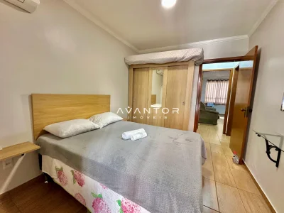 Dormitório com cama de casal e armários planejados — Apartamento com 1 quarto à venda em Centro, Santa Maria/RS